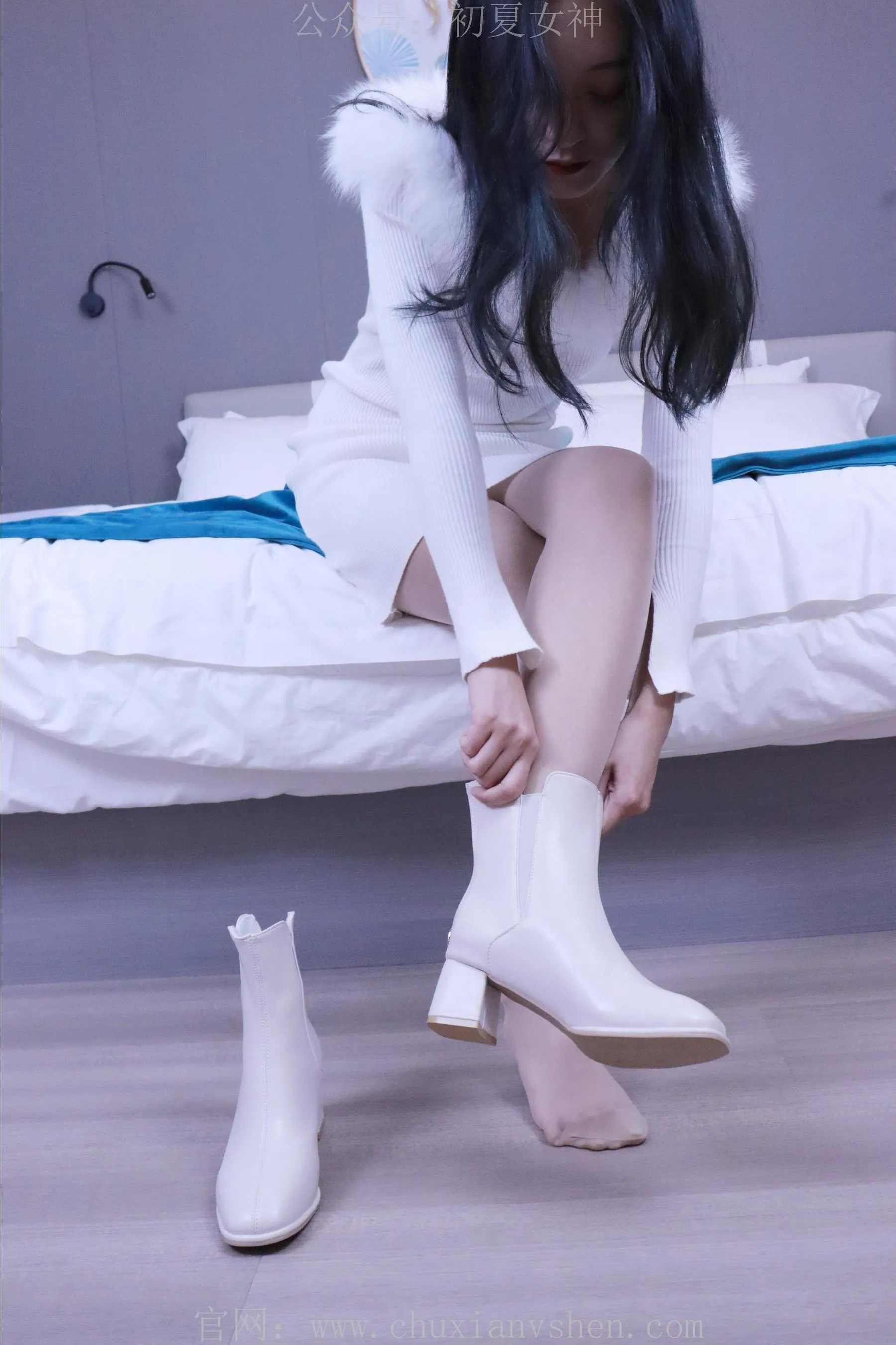 初夏女神 NO.010 依依 2022款白色毛领连衣裙搭白色短靴 [147P]插图8